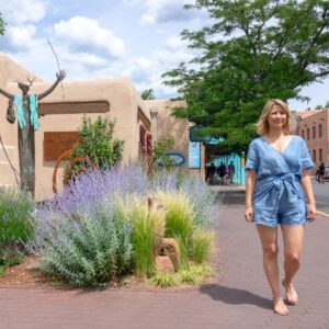 Samantha Brown Instagram - If you need a weekend getaway to unwind, there’s no better place than our latest Youtube upload - Santa Fe, New Mexico. Just tap my username @samanthabrowntravels and click the link in bio for all you can do to truly relax.

#samanthabrown #placestolove  #santafe #newmexico