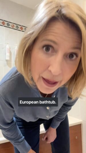 Samantha Brown Instagram - Who watched til the end to see my physical comedy moves? Still got’em! 

#samanthabrown #traveltips
