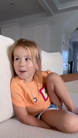 Samantha Droke Instagram - My toddler’s reaction to seeing mommy in the “Call Me Maybe” viral YouTube video. I can’t believe it’s been 12 years since we filmed that video and posted it! This was back before IG reels, TikTok and vine … 🤣

We were just hanging out in the kitchen listening to music and the camera came on! Hints the banana 🍌and my pajamas. 🫣

#callmemaybe #carlyraejepsen #selenagomez #ashleytisdale #justinbieber #bigtimerush #viralvideos #momlifebelike #youtube #youtubevideo