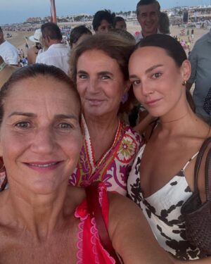 Samantha Vallejo-Nágera Instagram - Como me gusta Andalucía !
-con @tdelacierva y @rochilaffon las que me traen aquí
-Carreras de caballos de Sanlucar
-Tortillitas de Camarón
-Roscón y Curra
-Puesta de sol 
-Nacido para el baile
-Clase con la mejor🧘🏻‍♀️🧘🏼@martaloscertalesyoga 
-Cazón en adobo de @barbianabar un 10!
-siesta 
-La Virgen del Carmen