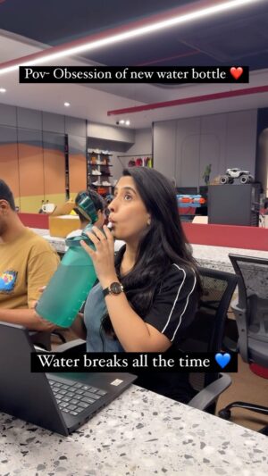 Sameeksha Sud Instagram - Kis kis ke pas same bottle hai ?? 😂

#relatable #comedy 

[Water, Bottle, Relatable, Comedy]