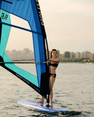 Samira Schoffel Instagram - The wind blows and we flow. 🏄🏻‍♀️🩵🌊

@istanbulwindsurfcenter 

📸: @bnrakorhan 💙🙏🏻