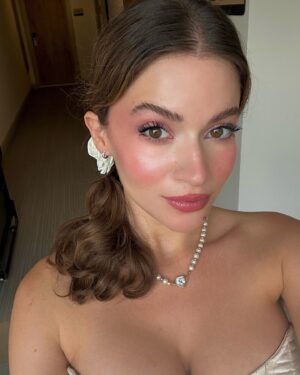 Samira Schoffel Instagram - Always keep blooming and enjoy every season no matter how different and difficult it feels. Open yourself up to change so true magic can happen. 🌺
