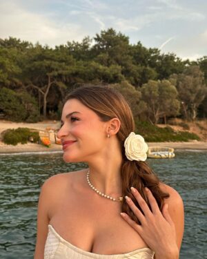 Samira Schoffel Instagram - Always keep blooming and enjoy every season no matter how different and difficult it feels. Open yourself up to change so true magic can happen. 🌺