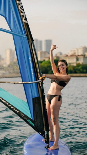 Samira Schoffel Instagram - Caddebostan’da rüzgar sörfü yapmak 💙@istanbulwindsurfcenter 🌊🌬️🏄🏻‍♀️

📹: Çok yetenekli @bnrakorhan 🙏🏻

#tavsiye