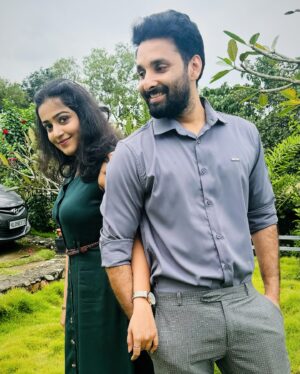 Samskruthy Shenoy Instagram - When a colleague becomes your friend, work becomes easier❤️
PC - @monisha_monukutty 

#gayathrideviendeamma #mazhavilmanorama #tvserial #malayalamserial #friends #colleagues #noobinjohny #samskruthyshenoy