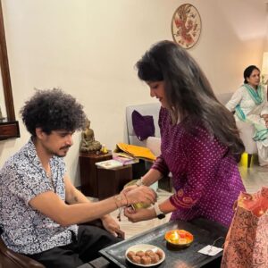 Sanah Kapur Instagram - When one of your favorite days comes to an end an album seems like a must, right….Happy Rakshabandhan everyone ♥️🥰🤗….

[rakhi, brothers, family, brother sister, bond, festivals, love, happiness]