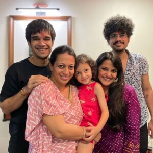 Sanah Kapur Instagram - When one of your favorite days comes to an end an album seems like a must, right….Happy Rakshabandhan everyone ♥️🥰🤗….

[rakhi, brothers, family, brother sister, bond, festivals, love, happiness]