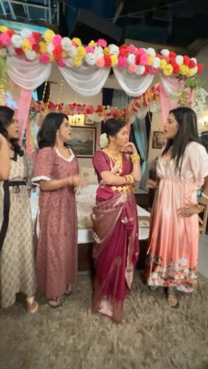 Sanchari Mondal Instagram - ঘটক দিদি with মল্লিকবাড়ির ladies 🙈🥰💁🏻‍♀️👑 
📸@thebiswajit_ghosh 🤘🏻

Watch Mon -fri 10.15pm @zeebanglaofficial 

#instagram #reels #malabadal #idontknowwhattodo #Sunday #nightynight #fulsojja