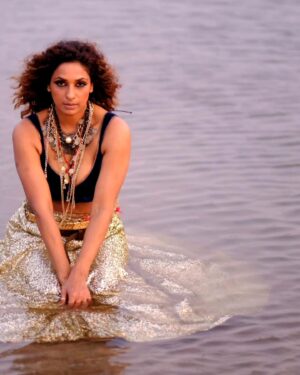 Sandhya Shetty Instagram - "At the beach, life is different. Time doesn’t move hour to hour but mood to moment. We live by the currents, plan by the tides, and follow the sun."

#sandhyashetty #nofear #actor #supermodel #internationalspeaker #CommonWealthKarateChampion2015 #actorslife #bollywood #face #mylifemyrules #beachlife #waves #indianfusion #lifeisbeautiful ❤️

Photographer Palassh Bose 
Designer Kaushik Shrimanker 
HMU Vipul bhagat