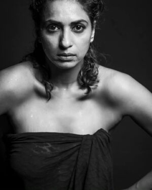 Sandhya Shetty Instagram - "Feel it. The thing you’ve been avoiding. The fear, the uncertainty, the doubt. Let it wash over you, and know that even in the discomfort, there’s growth."

#Sandhyashetty #Nofear 
#actor #supermodel #internationalspeaker #CommonWealthKarateChampion2015 #style #wild #fashion #womenpower #fitness #happy #talent #emotions #films #actorslife #bollywood #hollywood #Dharavibank #coronapapers #mylifemyrules ❤ 

Photographer @aslamshaikh104
Lights @pravin_jadhav_photography
Designer @kaushikshrimanker
