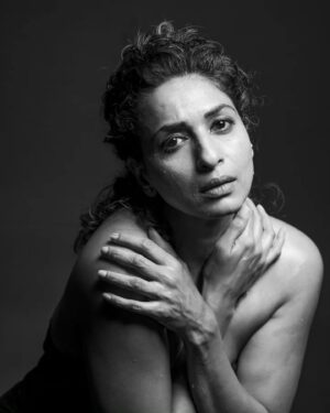Sandhya Shetty Instagram - "Feel it. The thing you’ve been avoiding. The fear, the uncertainty, the doubt. Let it wash over you, and know that even in the discomfort, there’s growth."

#Sandhyashetty #Nofear 
#actor #supermodel #internationalspeaker #CommonWealthKarateChampion2015 #style #wild #fashion #womenpower #fitness #happy #talent #emotions #films #actorslife #bollywood #hollywood #Dharavibank #coronapapers #mylifemyrules ❤ 

Photographer @aslamshaikh104
Lights @pravin_jadhav_photography
Designer @kaushikshrimanker