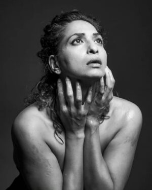 Sandhya Shetty Instagram - "Feel it. The thing you’ve been avoiding. The fear, the uncertainty, the doubt. Let it wash over you, and know that even in the discomfort, there’s growth."

#Sandhyashetty #Nofear 
#actor #supermodel #internationalspeaker #CommonWealthKarateChampion2015 #style #wild #fashion #womenpower #fitness #happy #talent #emotions #films #actorslife #bollywood #hollywood #Dharavibank #coronapapers #mylifemyrules ❤ 

Photographer @aslamshaikh104
Lights @pravin_jadhav_photography
Designer @kaushikshrimanker