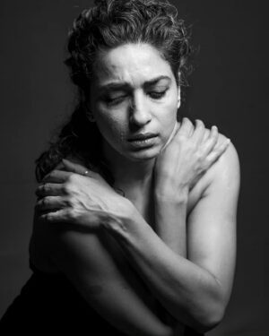 Sandhya Shetty Instagram - "Feel it. The thing you’ve been avoiding. The fear, the uncertainty, the doubt. Let it wash over you, and know that even in the discomfort, there’s growth."

#Sandhyashetty #Nofear 
#actor #supermodel #internationalspeaker #CommonWealthKarateChampion2015 #style #wild #fashion #womenpower #fitness #happy #talent #emotions #films #actorslife #bollywood #hollywood #Dharavibank #coronapapers #mylifemyrules ❤ 

Photographer @aslamshaikh104
Lights @pravin_jadhav_photography
Designer @kaushikshrimanker