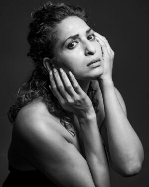 Sandhya Shetty Instagram - "Feel it. The thing you’ve been avoiding. The fear, the uncertainty, the doubt. Let it wash over you, and know that even in the discomfort, there’s growth."

#Sandhyashetty #Nofear 
#actor #supermodel #internationalspeaker #CommonWealthKarateChampion2015 #style #wild #fashion #womenpower #fitness #happy #talent #emotions #films #actorslife #bollywood #hollywood #Dharavibank #coronapapers #mylifemyrules ❤ 

Photographer @aslamshaikh104
Lights @pravin_jadhav_photography
Designer @kaushikshrimanker