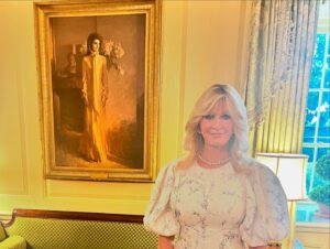Sandra Lee Instagram - “BIG NEWS!! I HAVE BEEN APPOINTED the newest member of the White House Historical Association’s Board Council (started by Jacqueline Kennedy)! IT WAS SO FUN TO BE AT The White House for the grand opening dinner of “The People’s House: A White House Experience,” which is a cutting-edge educational interactive experience - it’s like being at the White House and some ways better because you experience recreated moments in history. The incredible 3D and Digital mini-museum type experience brings to life the stories of the Executive Mansion, the people who lived in it and the people who have dedicated their careers to it. You can even see all the holiday magic recreated and some of the most meaningful meeting throughout history. Of course, I was also most enchanted by the fabrics, furniture (mostly French Empire) and flowers (The Scottish Rose Carved nearly everywhere and on everything)-DIVINE. Antique Roses adorned the tables of the lavish seated dinner hosted by President Joe Biden and Dr. Jill Biden and was attended by esteemed members of the White House Historical Society as well as Martin Sheen (the experiences orator and most wonderfully sweet man), President LBJs daughter Luci Johnson (what a necklace she wore), President Fords daughter Susan Ford Bales (who shared moments from her childhood on our private tour together as “SHE GREW UP THERE”!-the stories, the parties, the hidden wall that remains in the White House from the fire in 1814, Wow). What a moment. What an honor. So Special Most Grateful, 
Sending Love to you always, 
Sandra Lee -AKA Aunt Sandy