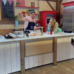 Sandra Lee Instagram - Episode Two! The second day everybody’s on edge- The safety veil is gone- each contestant is stunned! It was a crazy turn of events at the end of episode one so everybody is starting off with trepidation and worry. What came out of it was genius, the piña colada cake was incredible, the cupcakes on a stick were amazing-One of them actually tasted, and looked exactly like cotton candy, And wait until you see the strawberry pie and the strawberry cake you have never seen anything like it. 
Jason even baked his famous and published banana bread for me, I sabotaged them though, Had to do it, like a little brother who just needed a moment. This entire show was a labor of LOVE FROM EVERYONE. Thanks for the bread, Jason -And now we’re getting in the groove and everybody’s becoming a family. 
Have you tuned into Blue Ribbon Baking Championship on @netflix or have you finished it ?! 

Xoxo- Sandy
.
.
.
.
.
#fairfood #statefair #netflix #baking #instagood #funnelcake #blueribbon #bakinglove