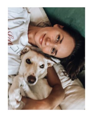Sandra Nováková Instagram - Naše bílé přerostlé štěstí🩷 #malina #terapeutickypes #dikyzetemame