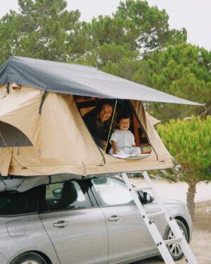 Sandra Silva Instagram - BOM DIAAAA da nossa aventura ⛺️🧡

Escusado será dizer que o Vasco está a amar, é delicioso de se ver 😍

Nós já éramos fãs da @topotents, uma tenda segura que se instala nas barras do carro, monta-se e desmonta-se em 5 min e podemos escolher onde dormir sem ter que marcar, mais descomplicar do que isto não conheço! 

Agora saímos para ir passear e ele disse “Vamos passear e já voltamos, ok parque campipo?” 🥹