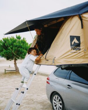 Sandra Silva Instagram - BOM DIAAAA da nossa aventura ⛺️🧡

Escusado será dizer que o Vasco está a amar, é delicioso de se ver 😍

Nós já éramos fãs da @topotents, uma tenda segura que se instala nas barras do carro, monta-se e desmonta-se em 5 min e podemos escolher onde dormir sem ter que marcar, mais descomplicar do que isto não conheço! 

Agora saímos para ir passear e ele disse “Vamos passear e já voltamos, ok parque campipo?” 🥹