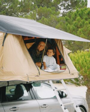Sandra Silva Instagram - BOM DIAAAA da nossa aventura ⛺️🧡

Escusado será dizer que o Vasco está a amar, é delicioso de se ver 😍

Nós já éramos fãs da @topotents, uma tenda segura que se instala nas barras do carro, monta-se e desmonta-se em 5 min e podemos escolher onde dormir sem ter que marcar, mais descomplicar do que isto não conheço! 

Agora saímos para ir passear e ele disse “Vamos passear e já voltamos, ok parque campipo?” 🥹