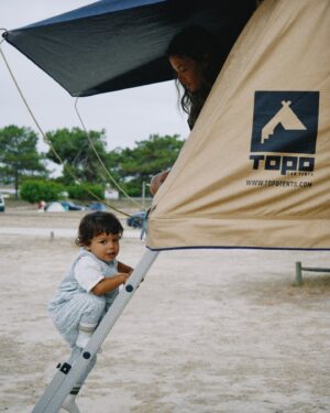 Sandra Silva Instagram - BOM DIAAAA da nossa aventura ⛺️🧡

Escusado será dizer que o Vasco está a amar, é delicioso de se ver 😍

Nós já éramos fãs da @topotents, uma tenda segura que se instala nas barras do carro, monta-se e desmonta-se em 5 min e podemos escolher onde dormir sem ter que marcar, mais descomplicar do que isto não conheço! 

Agora saímos para ir passear e ele disse “Vamos passear e já voltamos, ok parque campipo?” 🥹
