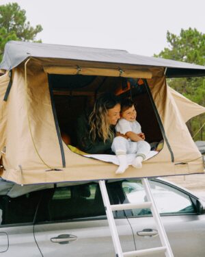Sandra Silva Instagram - BOM DIAAAA da nossa aventura ⛺️🧡

Escusado será dizer que o Vasco está a amar, é delicioso de se ver 😍

Nós já éramos fãs da @topotents, uma tenda segura que se instala nas barras do carro, monta-se e desmonta-se em 5 min e podemos escolher onde dormir sem ter que marcar, mais descomplicar do que isto não conheço! 

Agora saímos para ir passear e ele disse “Vamos passear e já voltamos, ok parque campipo?” 🥹
