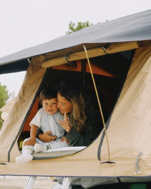 Sandra Silva Instagram - BOM DIAAAA da nossa aventura ⛺️🧡

Escusado será dizer que o Vasco está a amar, é delicioso de se ver 😍

Nós já éramos fãs da @topotents, uma tenda segura que se instala nas barras do carro, monta-se e desmonta-se em 5 min e podemos escolher onde dormir sem ter que marcar, mais descomplicar do que isto não conheço! 

Agora saímos para ir passear e ele disse “Vamos passear e já voltamos, ok parque campipo?” 🥹