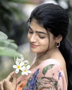Sangeerthana Vipin Instagram - Sunset hues and poetic muse✨

Shot by @photojamsstudio 
Outfit @labelbs 
Styled by @bharathgandhiofficial 
Styling team @saisudhanag
Hair @mallareddy_makeover 
Location @chennapatnam_southindian