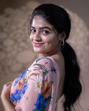 Sangeerthana Vipin Instagram - Sunset hues and poetic muse✨

Shot by @photojamsstudio 
Outfit @labelbs 
Styled by @bharathgandhiofficial 
Styling team @saisudhanag
Hair @mallareddy_makeover 
Location @chennapatnam_southindian