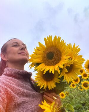 Sanna Lundell Instagram - Augusti. Solrosor. Skolstart. Mörkare kvällar. Mätt på sommar. Belåten. Nån slags liten övergångssorg som pickar i bröstet. Gråtit lite här och där. Mest i skogen och med Ninna som gick och blev halt mitt i allt. Men också höstpirr och längtan efter nystart❤️. I går sände jag första @p4karlavagnen efter sommarlovet. På söndag har @horseyogalove retreat på gården. I dag finns ett nytt fint avsnitt av @intedinmorsa ute! @annsoderlund s pappa Göran går igen och ger henne nycklar till varför hon nöjt sig med smulor så länge när hon förtjänar att sitta på piedestal och matas med tårta. Jag har haft en känslomässigt helt crazy vecka och skyller allt på stjärnorna. På Vattmansmånen. Puss alla tappra mammisar o pappisar därute. Vi klarar det här! ❤️ Länk till podden hittar du i bion⤴️