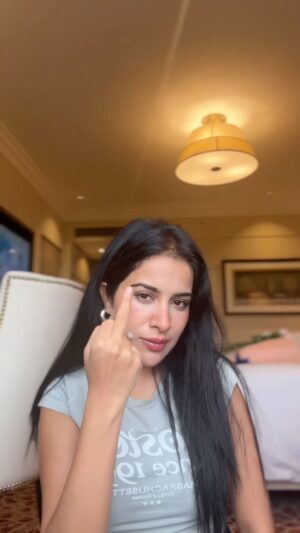 Sara Gurpal Instagram - #sarakehndi The magic begins …….. a little post for the lovely #haters