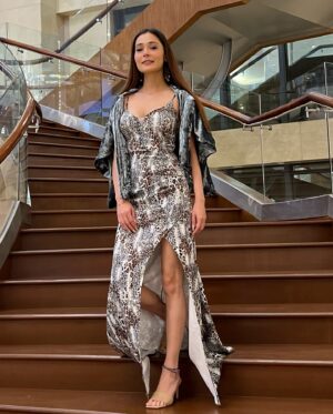 Sara Khan Instagram - 🖤