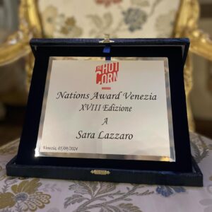 Sara Lazzaro Instagram - EVENTI | E come ogni anno all’interno della Mostra di Venezia abbiamo assegnato il nostro Hot Corn Awards in collaborazione con il Nations Award. Quest’anno la premiata è un’attrice che amiamo e seguiamo da sempre: Sara Lazzaro, ovvero la Agnese Tiberi di Doc, che vedremo dal 19 settembre anche nella seconda stagione di “Sono Lillo” su Prime Video.