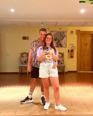 Sara Norte Instagram - Este ano não deu para férias mas conseguimos sair 3 dias.
É sempre bom poder tirar uns dias para poder descansar junto de quem mais Amo.Temos muita sorte e sei perfeitamente disso.

Nestes dias tive mais na minha e a pensar no Futuro.Sempre pensei apenas no Presente (porque por mais que tentemos prever as coisas,a Vida chega e muda tudo)mas algo está a mudar.Não sei se é alguma crise dos 39 anos ,mas não é mau de todo por vezes pararmos e pensarmos em nós,nos nossos objectivos e no que nos faz bem.

É muito bom ir embora,mas também é maravilhoso voltar a casa com as ideias arrumadas.
❤️