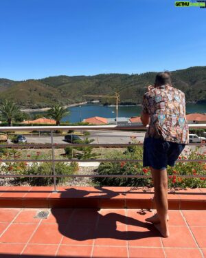 Sara Norte Instagram - Este ano não deu para férias mas conseguimos sair 3 dias.
É sempre bom poder tirar uns dias para poder descansar junto de quem mais Amo.Temos muita sorte e sei perfeitamente disso.

Nestes dias tive mais na minha e a pensar no Futuro.Sempre pensei apenas no Presente (porque por mais que tentemos prever as coisas,a Vida chega e muda tudo)mas algo está a mudar.Não sei se é alguma crise dos 39 anos ,mas não é mau de todo por vezes pararmos e pensarmos em nós,nos nossos objectivos e no que nos faz bem.

É muito bom ir embora,mas também é maravilhoso voltar a casa com as ideias arrumadas.
❤️