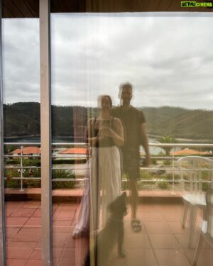 Sara Norte Instagram - Este ano não deu para férias mas conseguimos sair 3 dias.
É sempre bom poder tirar uns dias para poder descansar junto de quem mais Amo.Temos muita sorte e sei perfeitamente disso.

Nestes dias tive mais na minha e a pensar no Futuro.Sempre pensei apenas no Presente (porque por mais que tentemos prever as coisas,a Vida chega e muda tudo)mas algo está a mudar.Não sei se é alguma crise dos 39 anos ,mas não é mau de todo por vezes pararmos e pensarmos em nós,nos nossos objectivos e no que nos faz bem.

É muito bom ir embora,mas também é maravilhoso voltar a casa com as ideias arrumadas.
❤️