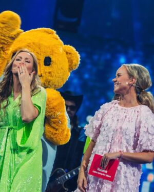 Sara Parikka Instagram - 💛🧸 Elämä Lapselle -konsertin aikana kerättiin lasten terveyden hyväksi yli 700 000€ ✨🙏🏼🥹🙌🏼 mieletöntä! 

Kiitos, että sain olla mukana @kummitry 🙏🏼 ja iso kiitos timanttinen tiimi 💖

Kuvaaja: Atte Mäläskä