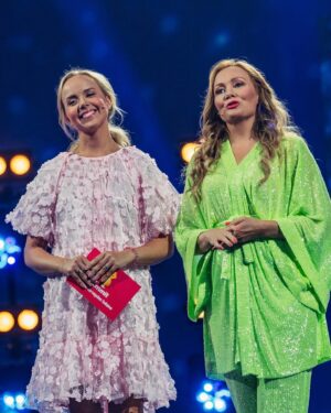 Sara Parikka Instagram - 💛🧸 Elämä Lapselle -konsertin aikana kerättiin lasten terveyden hyväksi yli 700 000€ ✨🙏🏼🥹🙌🏼 mieletöntä! 

Kiitos, että sain olla mukana @kummitry 🙏🏼 ja iso kiitos timanttinen tiimi 💖

Kuvaaja: Atte Mäläskä