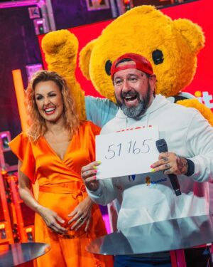 Sara Parikka Instagram - 💛🧸 Elämä Lapselle -konsertin aikana kerättiin lasten terveyden hyväksi yli 700 000€ ✨🙏🏼🥹🙌🏼 mieletöntä! 

Kiitos, että sain olla mukana @kummitry 🙏🏼 ja iso kiitos timanttinen tiimi 💖

Kuvaaja: Atte Mäläskä
