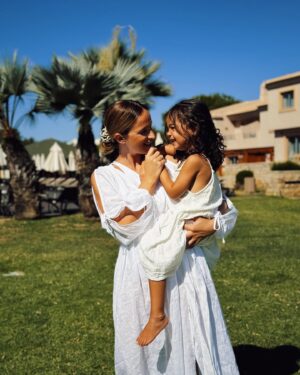 Sara Prata Instagram - Que dias tão bons em família ❤️ Eu sei que eles não gostam que peça para fazermos fotos juntos, mas eu “obrigo-os”, porque sei que estas fotografias vão ficar no nosso álbum para sempre. Temos muitas fotografias juntos ao longo dos anos, e a tradição não se pode quebrar. Estes dias maravilhosos tinham de ficar registados. 

E para os passar escolhemos o @grande_real_santa_eulalia ❤️A Amélia hoje disse-me que achava que esta era a nossa nova casa, que não queria ir embora. 😂 E eu percebo-a, piscina exterior aquecida, a praia a uns passinhos de distância, restaurantes óptimos com uma vista incrível, pizzas caseiras, villas para toda a família, tudo a curta distancia, tudo aqui dentro. Que opção espantosa para receber famílias. Para o ano queremos voltar ❤️

@sofiaduartesilva 
@lurdes3030 
@mariia.caetano 
@caetano7574
