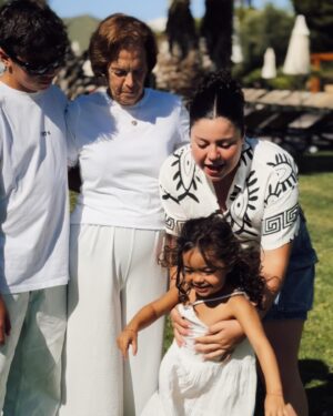 Sara Prata Instagram - Que dias tão bons em família ❤️ Eu sei que eles não gostam que peça para fazermos fotos juntos, mas eu “obrigo-os”, porque sei que estas fotografias vão ficar no nosso álbum para sempre. Temos muitas fotografias juntos ao longo dos anos, e a tradição não se pode quebrar. Estes dias maravilhosos tinham de ficar registados. 

E para os passar escolhemos o @grande_real_santa_eulalia ❤️A Amélia hoje disse-me que achava que esta era a nossa nova casa, que não queria ir embora. 😂 E eu percebo-a, piscina exterior aquecida, a praia a uns passinhos de distância, restaurantes óptimos com uma vista incrível, pizzas caseiras, villas para toda a família, tudo a curta distancia, tudo aqui dentro. Que opção espantosa para receber famílias. Para o ano queremos voltar ❤️

@sofiaduartesilva 
@lurdes3030 
@mariia.caetano 
@caetano7574