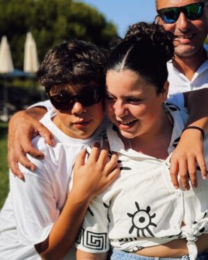 Sara Prata Instagram - Que dias tão bons em família ❤️ Eu sei que eles não gostam que peça para fazermos fotos juntos, mas eu “obrigo-os”, porque sei que estas fotografias vão ficar no nosso álbum para sempre. Temos muitas fotografias juntos ao longo dos anos, e a tradição não se pode quebrar. Estes dias maravilhosos tinham de ficar registados. 

E para os passar escolhemos o @grande_real_santa_eulalia ❤️A Amélia hoje disse-me que achava que esta era a nossa nova casa, que não queria ir embora. 😂 E eu percebo-a, piscina exterior aquecida, a praia a uns passinhos de distância, restaurantes óptimos com uma vista incrível, pizzas caseiras, villas para toda a família, tudo a curta distancia, tudo aqui dentro. Que opção espantosa para receber famílias. Para o ano queremos voltar ❤️

@sofiaduartesilva 
@lurdes3030 
@mariia.caetano 
@caetano7574