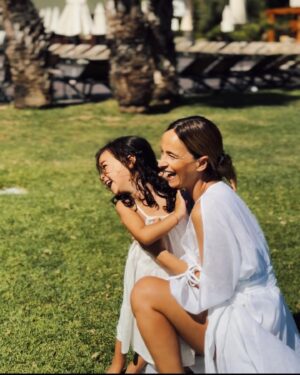 Sara Prata Instagram - Que dias tão bons em família ❤️ Eu sei que eles não gostam que peça para fazermos fotos juntos, mas eu “obrigo-os”, porque sei que estas fotografias vão ficar no nosso álbum para sempre. Temos muitas fotografias juntos ao longo dos anos, e a tradição não se pode quebrar. Estes dias maravilhosos tinham de ficar registados. 

E para os passar escolhemos o @grande_real_santa_eulalia ❤️A Amélia hoje disse-me que achava que esta era a nossa nova casa, que não queria ir embora. 😂 E eu percebo-a, piscina exterior aquecida, a praia a uns passinhos de distância, restaurantes óptimos com uma vista incrível, pizzas caseiras, villas para toda a família, tudo a curta distancia, tudo aqui dentro. Que opção espantosa para receber famílias. Para o ano queremos voltar ❤️

@sofiaduartesilva 
@lurdes3030 
@mariia.caetano 
@caetano7574