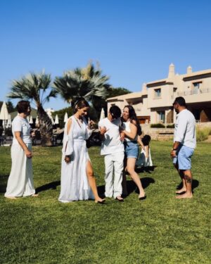 Sara Prata Instagram - Que dias tão bons em família ❤️ Eu sei que eles não gostam que peça para fazermos fotos juntos, mas eu “obrigo-os”, porque sei que estas fotografias vão ficar no nosso álbum para sempre. Temos muitas fotografias juntos ao longo dos anos, e a tradição não se pode quebrar. Estes dias maravilhosos tinham de ficar registados. 

E para os passar escolhemos o @grande_real_santa_eulalia ❤️A Amélia hoje disse-me que achava que esta era a nossa nova casa, que não queria ir embora. 😂 E eu percebo-a, piscina exterior aquecida, a praia a uns passinhos de distância, restaurantes óptimos com uma vista incrível, pizzas caseiras, villas para toda a família, tudo a curta distancia, tudo aqui dentro. Que opção espantosa para receber famílias. Para o ano queremos voltar ❤️

@sofiaduartesilva 
@lurdes3030 
@mariia.caetano 
@caetano7574