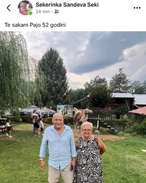 Sara Sandeva Instagram - “Miluji tě Pajo, 52 let.” Moje babička s dědou mají dnes výročí. 52 let. Tohle mě dojalo. Ani nevím proč. Děkuju, že i vy mi ukazujete co je pravá láska. A děkuju, že i díky vám mám své priority a hodnoty v životě správně nastavené. Rodina je nejvíc. Miluju vás, vaše vnučka. Ps: a zase ta 22…. 🦢🦢🤍