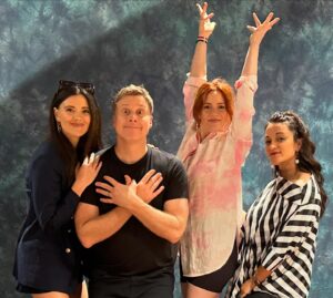 Sara Tomko Instagram - Day Three was astounding @dragoncon is THE BEST con I’ve ever attended.  Had an absolute blast meeting our fans face-to-face.  This show is a treasure but mostly because our fans are the gold.  Thank you to all who came out to say hello! What a great booster to get back to work for Szn 4! Let’s goooo🫶
•••
Pic #1: Family photo signed special for our last fan of the day who cosplayed D’Arcy😍
Pic #2: Booth buddies across the way with our new friend @sethgreen who is the sweetest
Pic #3: My sweet friends @itsjennglish @sliderhmss paying me a visit! So good to see you two💋💕
Pic #4: Shenanigans w/ @meredithgarretson @alantudyk @alicewetterlund 
Pic #5: More Shenanigans 
Pic #6: Chic Shenanigans 
Pic #7: My sweet bestie @meredithgarretson sending us home in style. Peace out everyone, until next time🙏🏽