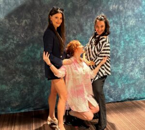 Sara Tomko Instagram - Day Three was astounding @dragoncon is THE BEST con I’ve ever attended.  Had an absolute blast meeting our fans face-to-face.  This show is a treasure but mostly because our fans are the gold.  Thank you to all who came out to say hello! What a great booster to get back to work for Szn 4! Let’s goooo🫶
•••
Pic #1: Family photo signed special for our last fan of the day who cosplayed D’Arcy😍
Pic #2: Booth buddies across the way with our new friend @sethgreen who is the sweetest
Pic #3: My sweet friends @itsjennglish @sliderhmss paying me a visit! So good to see you two💋💕
Pic #4: Shenanigans w/ @meredithgarretson @alantudyk @alicewetterlund 
Pic #5: More Shenanigans 
Pic #6: Chic Shenanigans 
Pic #7: My sweet bestie @meredithgarretson sending us home in style. Peace out everyone, until next time🙏🏽