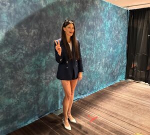 Sara Tomko Instagram - Day Three was astounding @dragoncon is THE BEST con I’ve ever attended.  Had an absolute blast meeting our fans face-to-face.  This show is a treasure but mostly because our fans are the gold.  Thank you to all who came out to say hello! What a great booster to get back to work for Szn 4! Let’s goooo🫶
•••
Pic #1: Family photo signed special for our last fan of the day who cosplayed D’Arcy😍
Pic #2: Booth buddies across the way with our new friend @sethgreen who is the sweetest
Pic #3: My sweet friends @itsjennglish @sliderhmss paying me a visit! So good to see you two💋💕
Pic #4: Shenanigans w/ @meredithgarretson @alantudyk @alicewetterlund 
Pic #5: More Shenanigans 
Pic #6: Chic Shenanigans 
Pic #7: My sweet bestie @meredithgarretson sending us home in style. Peace out everyone, until next time🙏🏽