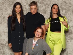 Sara Tomko Instagram - We had the SWEETEST Day Two at @dragoncon #dragoncon #dragoncon2024 Lotta tears today, fans shared the most heart warming stories with me that I will never forget, I got to geek out myself over meeting a few folx I admire & we had a panel just for the ladies of Patience that made my soul sing.  Thank you for being truly one of the best cons ever.  If you’re in Atlanta and haven’t popped over to say hi yet, plz stop by! Sunday will be my last day here (for now!)💚🐉💛
•••
Pic #1 Meeting @jonathansfrakes and adoring him as he admitted he and his wife adored us 🥹 #swoon 
Pic #2 Me and my best friend @meredithgarretson just waiting for the show to start aka watching ALL the incredible costumes that walk by
Pic #3 It should say Caution: Neon Suit
Pic #4 My sweet fam friends paying me a visit! Love you Gabbards @neenerkiwi 
Pic #5 Awkward family photo day two
Pic #6 The most beautiful women making each other laugh @alicewetterlund @meredithgarretson 
Pic #7 Selfie with our Ladies of Patience Panel Audience
Pic #8 SUPERSTAR AUDIENCE UP CLOSE
Pic #9 After Dinner hugs @alantudyk @alicewetterlund @meredithgarretson
